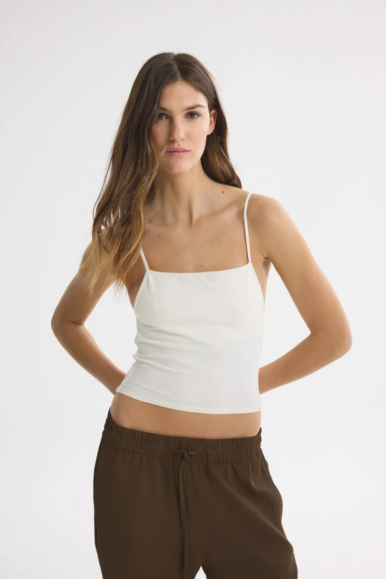 Musculosa de tirantes finos en color blanco - Elegante y versátil para tu closet de Akiabara en Tops para argentina