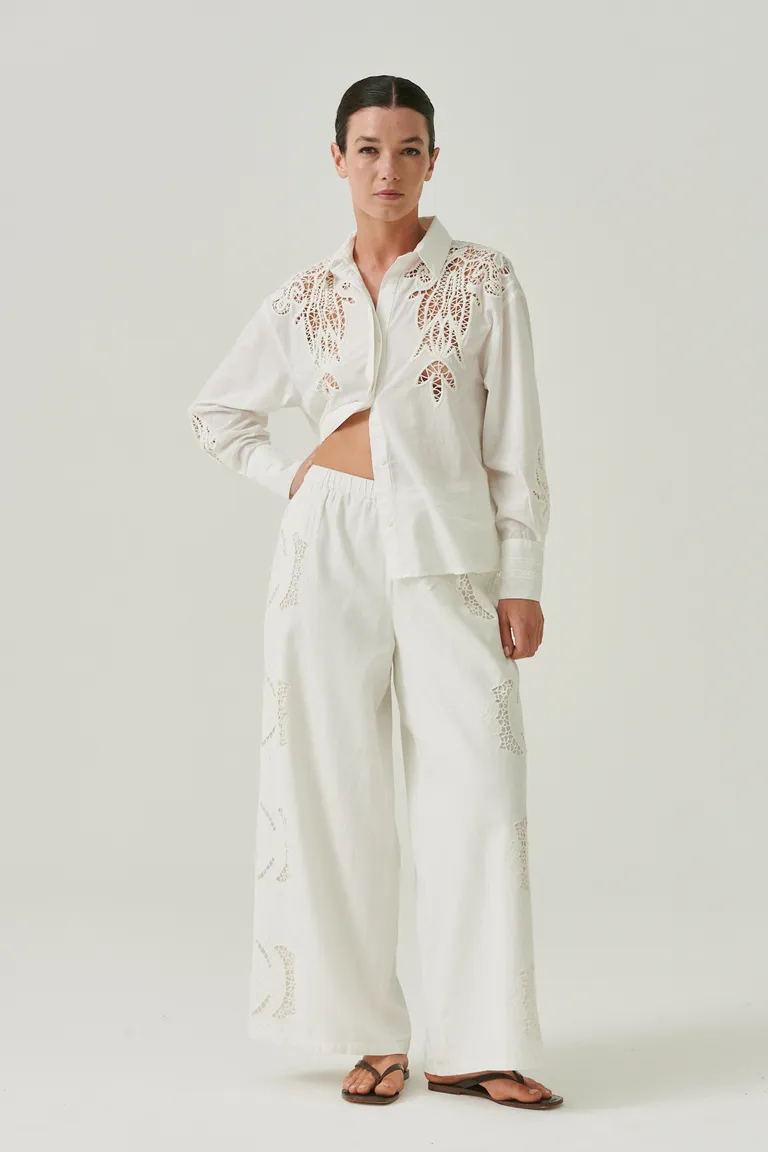 Pantalón blanco con detalles bordados de diseño elegante y versátil de Sweet en Pantalones para argentina