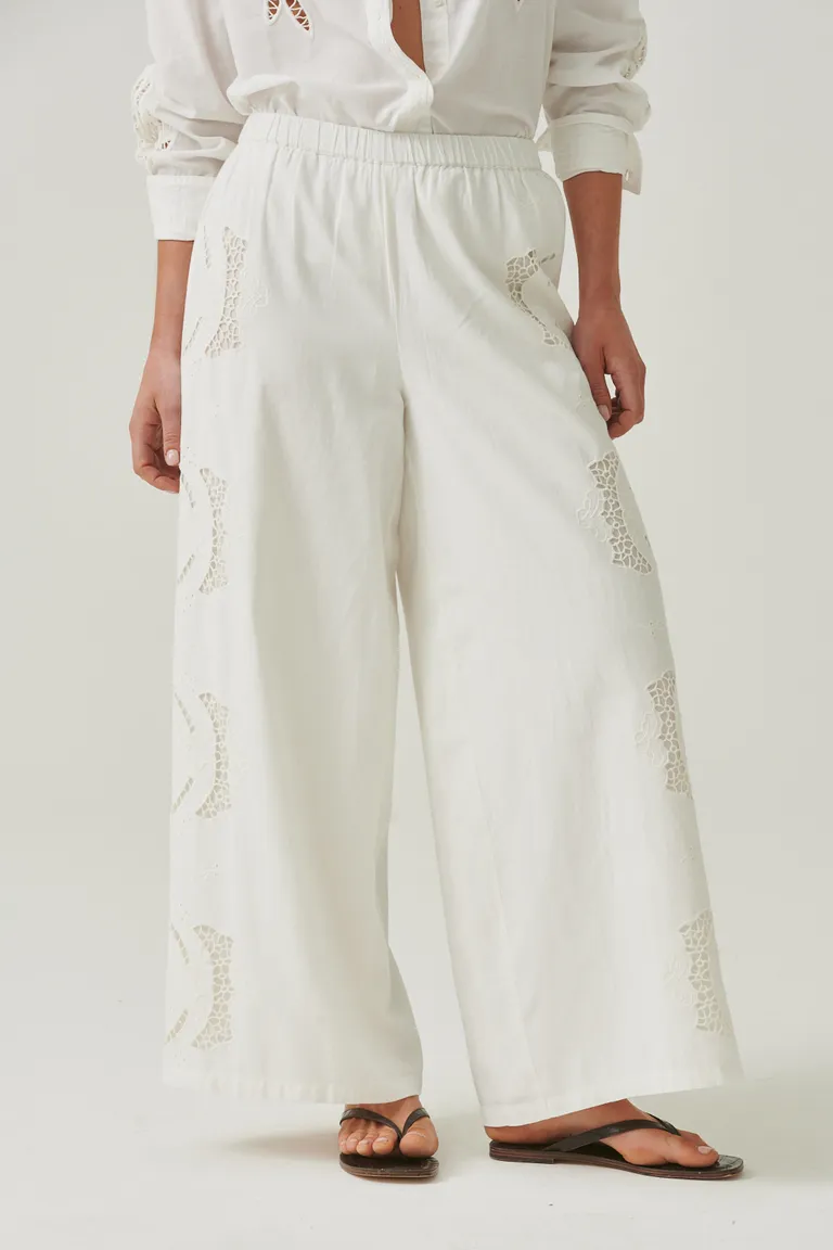 Pantalón blanco con detalles bordados de diseño elegante y versátil de Sweet en Pantalones para argentina