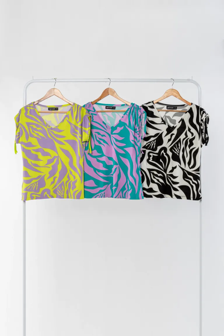 Remera de playa con estampado vibrante y diseño moderno de Apricot en Remeras para argentina