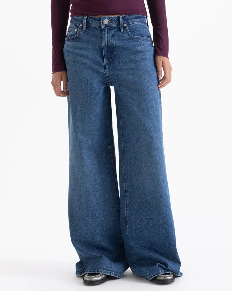 Pantalón de jean tiro medio con corte amplio y piernas anchas estilo wide leg de Jazmin Chebar en Pantalones para argentina