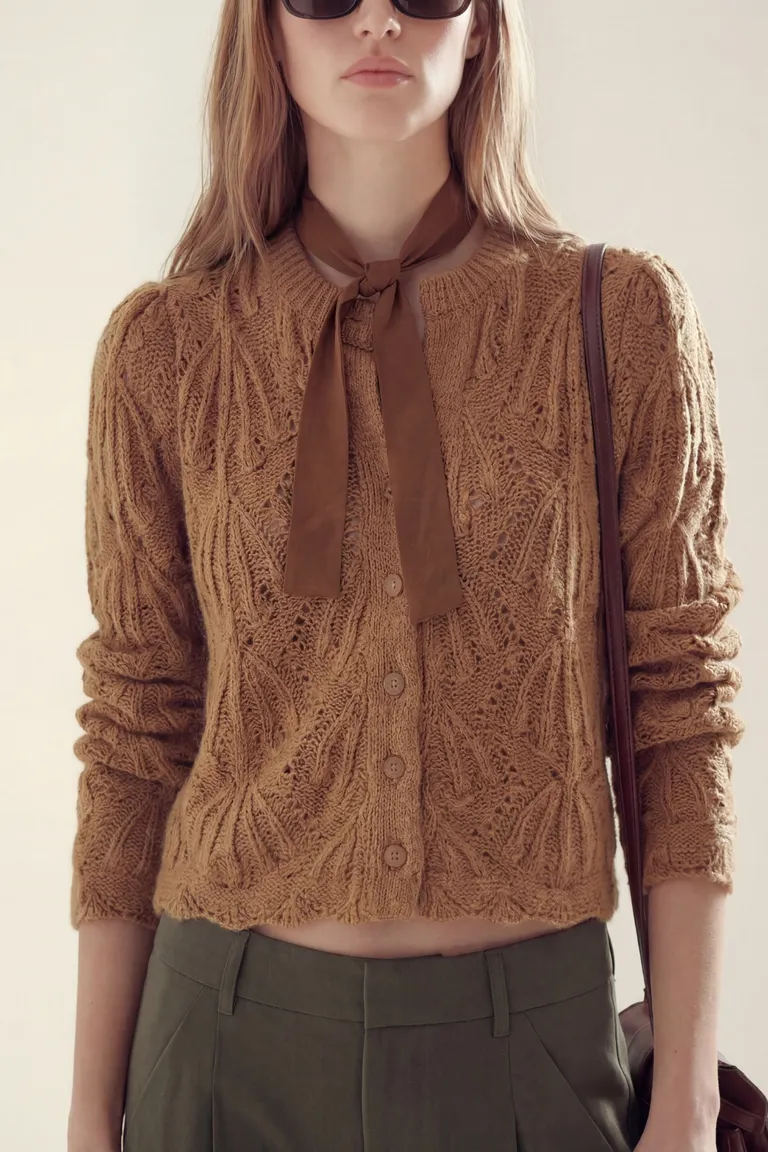 Cardigan de manga larga con cierre de botones, detalle de lazo y diseño texturado de Akiabara en Buzos y Sweaters para argentina