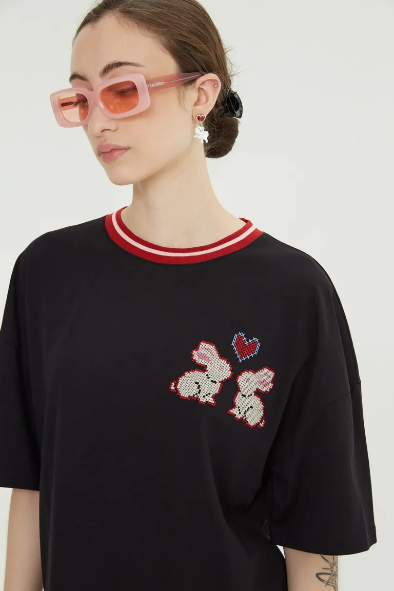 Remera holgada de mangas cortas con cuello redondo y diseño bordado de conejos de Las Pepas en Remeras para argentina