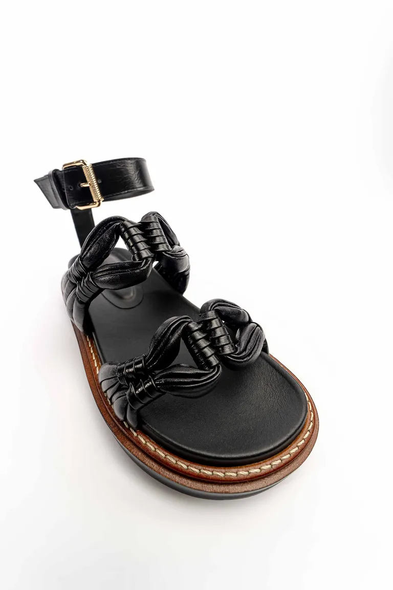 Sandalias de cuero satinado con detalles trenzados y tira al tobillo de Mishka en Sandalias para argentina