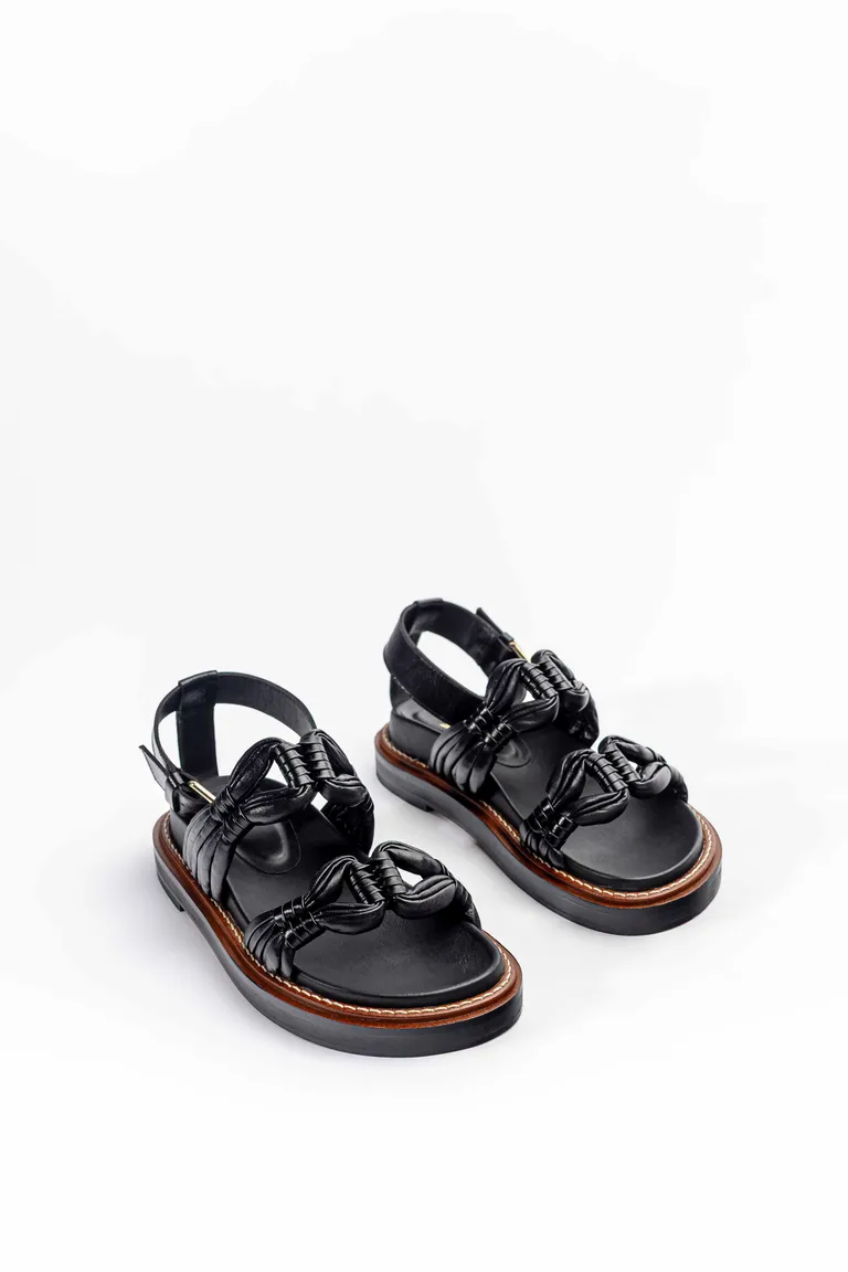 Sandalias de cuero satinado con detalles trenzados y tira al tobillo de Mishka en Sandalias para argentina