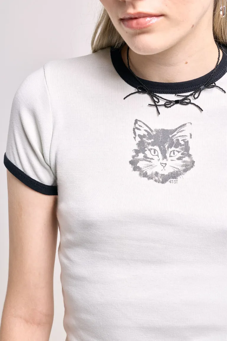 Remera entallada de ribb con estampa de felino y detalle de lazo en el cuello de 47 Street en Remeras para argentina