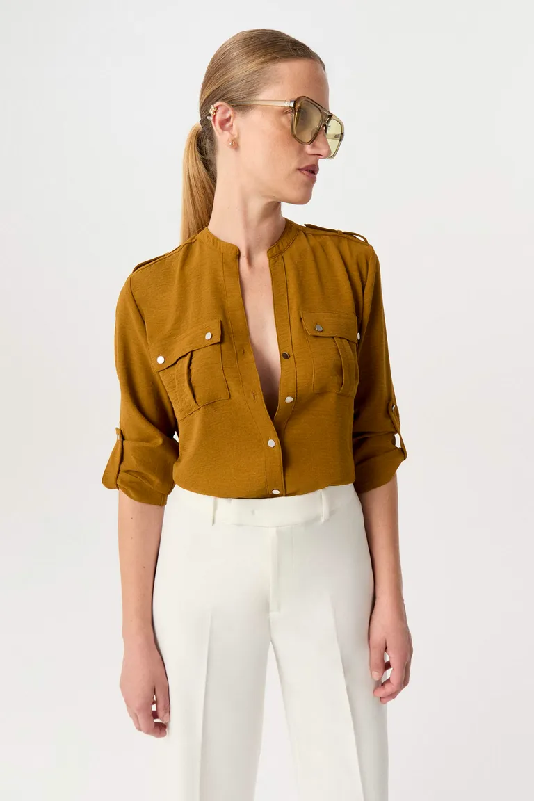 Camisa cargo de estilo utilitario y diseño relajado para un look diario sofisticado de Markova en Camisas para argentina