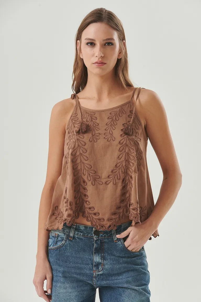 Top marrón con bordados en relieve, diseño bohemio y femenino de Sweet en Tops para argentina