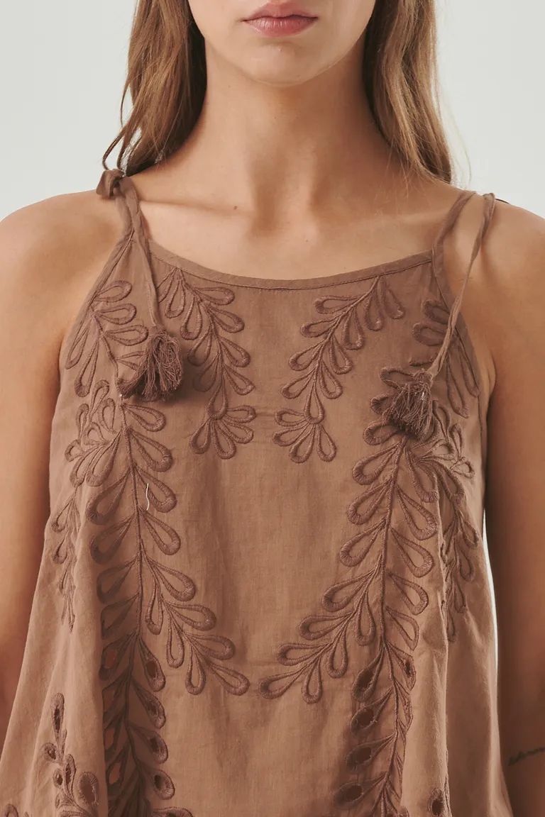 Top marrón con bordados en relieve, diseño bohemio y femenino de Sweet en Tops para argentina