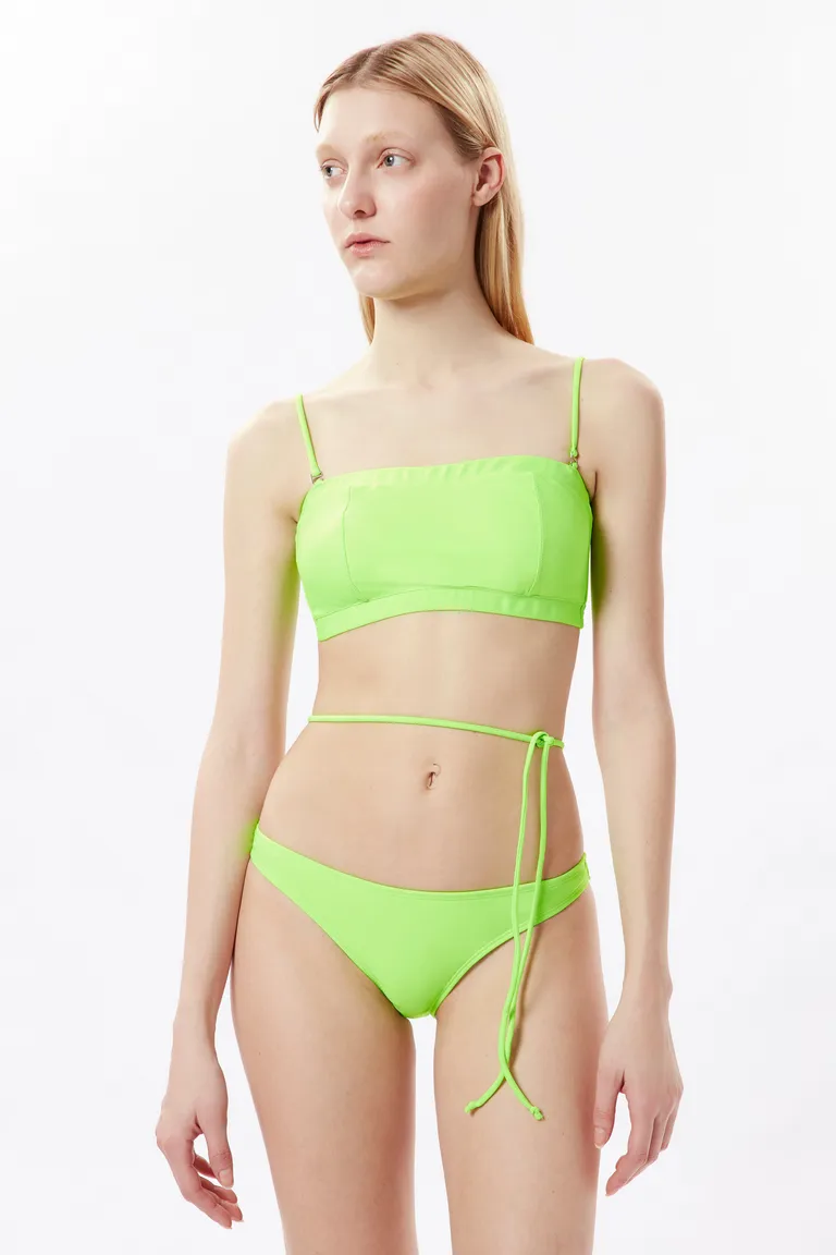 Bikini verde con cortes y detalle trasero desmontable, ideal para lucir con estilo en la playa de Naíma en Swimwear y Beachwear para argentina