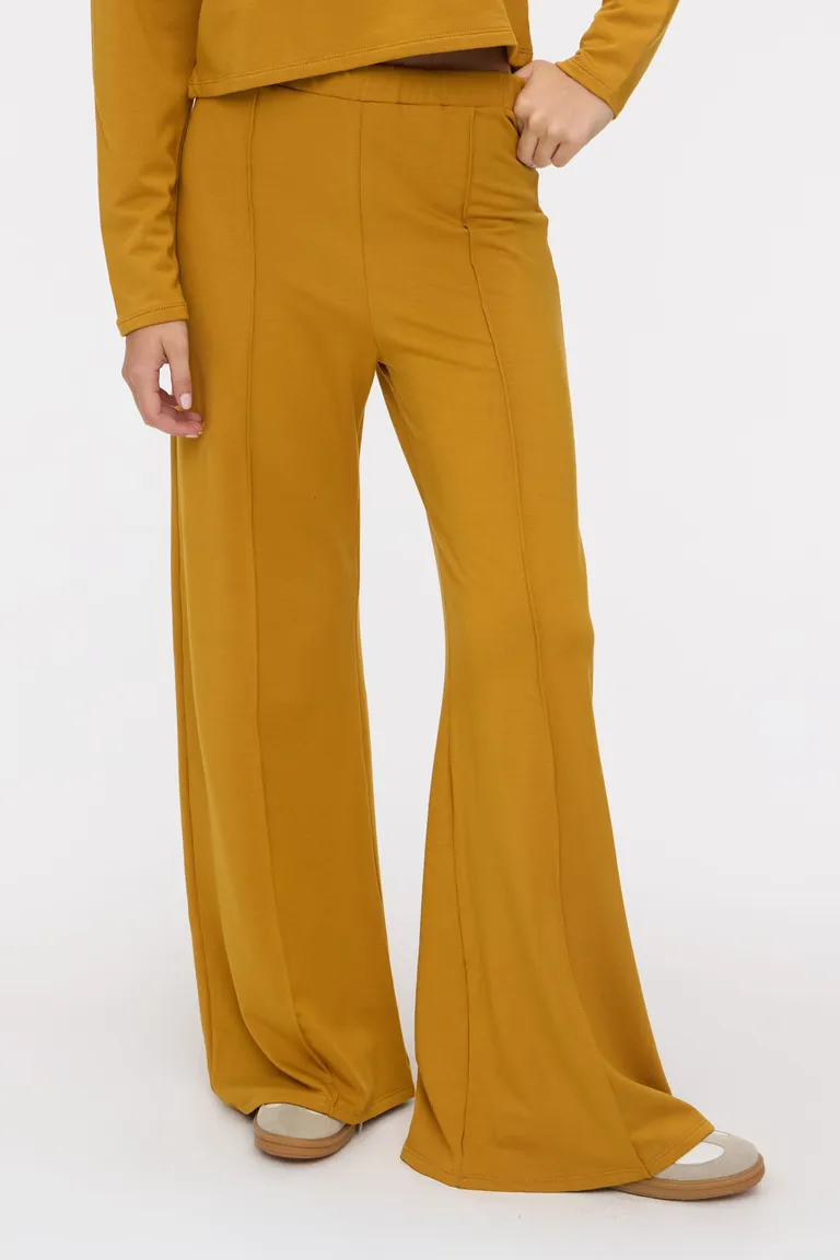 Pantalón de mujer tiro alto con piernas anchas y detalle de costuras frontales de Cuesta Blanca en Pantalones para argentina