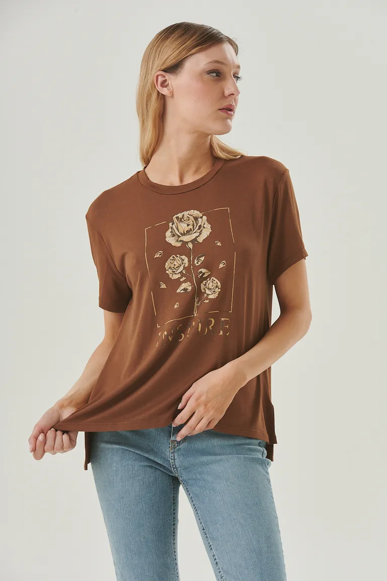 Remera marrón con estampado floral y detalle inspirador, diseño elegante y cómodo de Sweet en Remeras para argentina