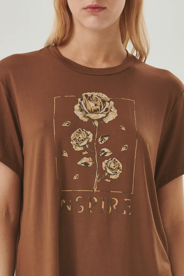 Remera marrón con estampado floral y detalle inspirador, diseño elegante y cómodo de Sweet en Remeras para argentina
