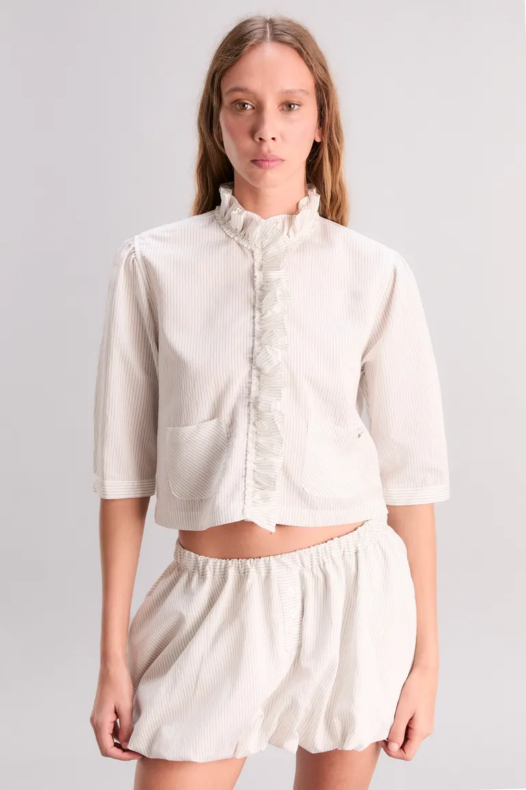 Blusa de corte regular con detalles en escote y puños en diseño rayado de Kosiuko en Camisas para argentina