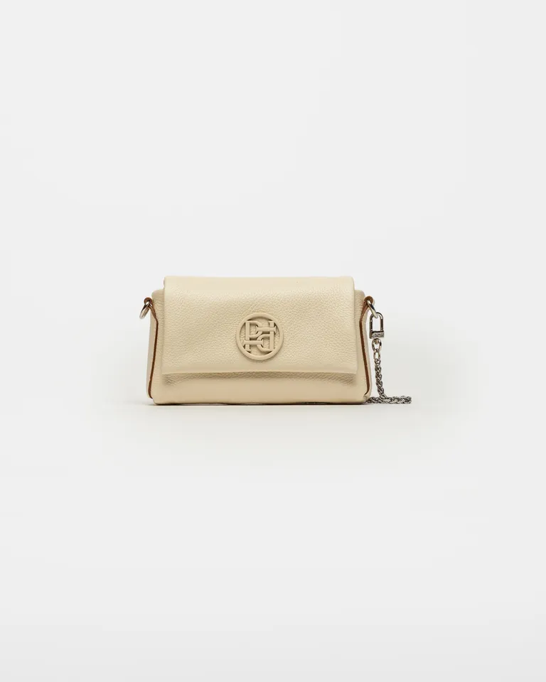 Mini bolso de cuero beige con correa larga de cadena, diseño clásico y refinado de Prüne en Bolsos y Carteras para argentina