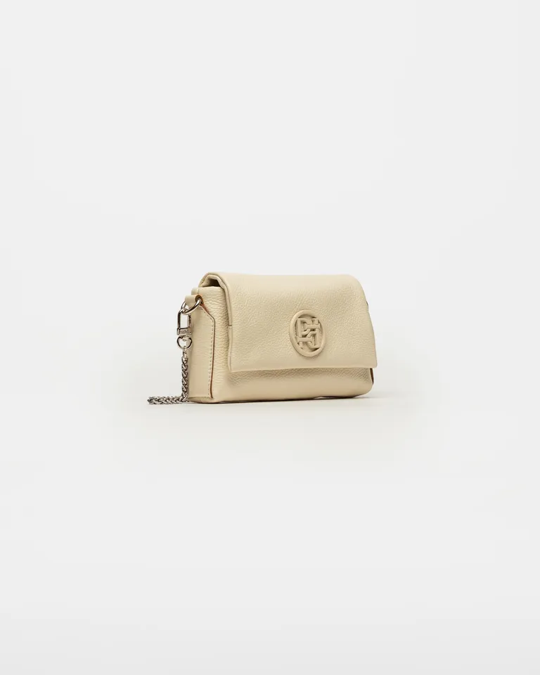 Mini bolso de cuero beige con correa larga de cadena, diseño clásico y refinado de Prüne en Bolsos y Carteras para argentina