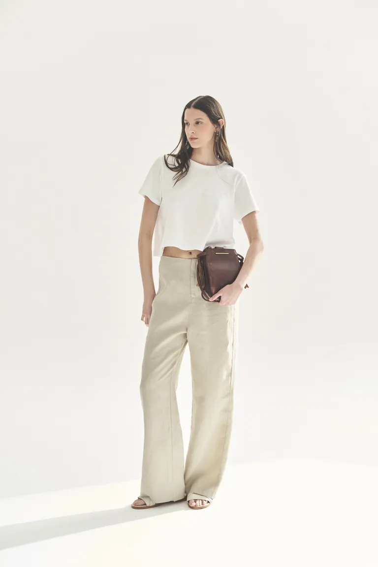 Pantalón recto tiro alto con pierna holgada y diseño minimalista de Akiabara en Pantalones para argentina