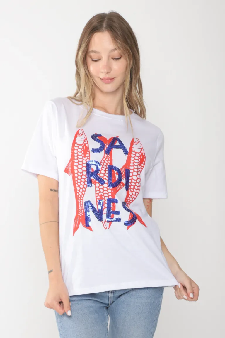 Remera blanca con diseño de sardinas y detalles de lentejuelas de Belle en Remeras para argentina