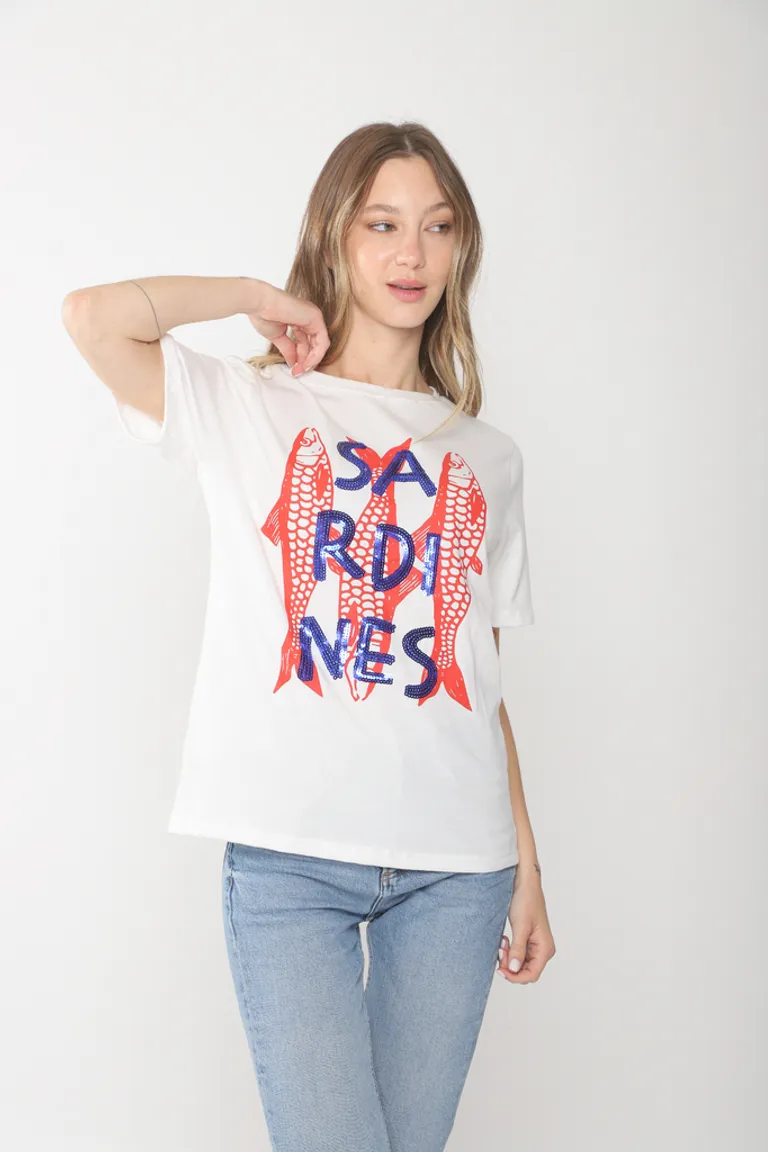 Remera blanca con diseño de sardinas y detalles de lentejuelas de Belle en Remeras para argentina