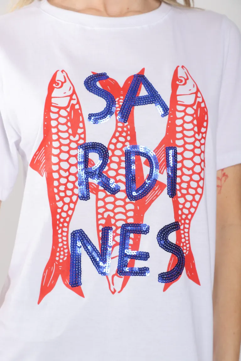 Remera blanca con diseño de sardinas y detalles de lentejuelas de Belle en Remeras para argentina