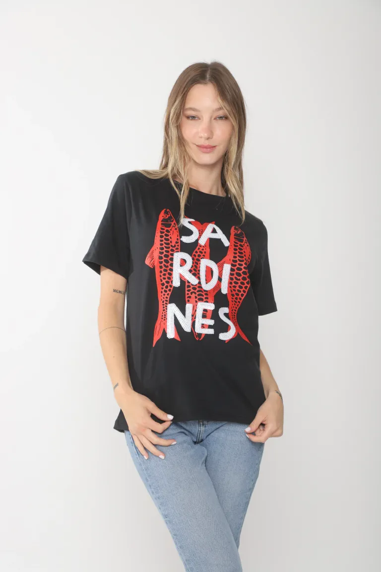 Remera blanca con diseño de sardinas y detalles de lentejuelas de Belle en Remeras para argentina