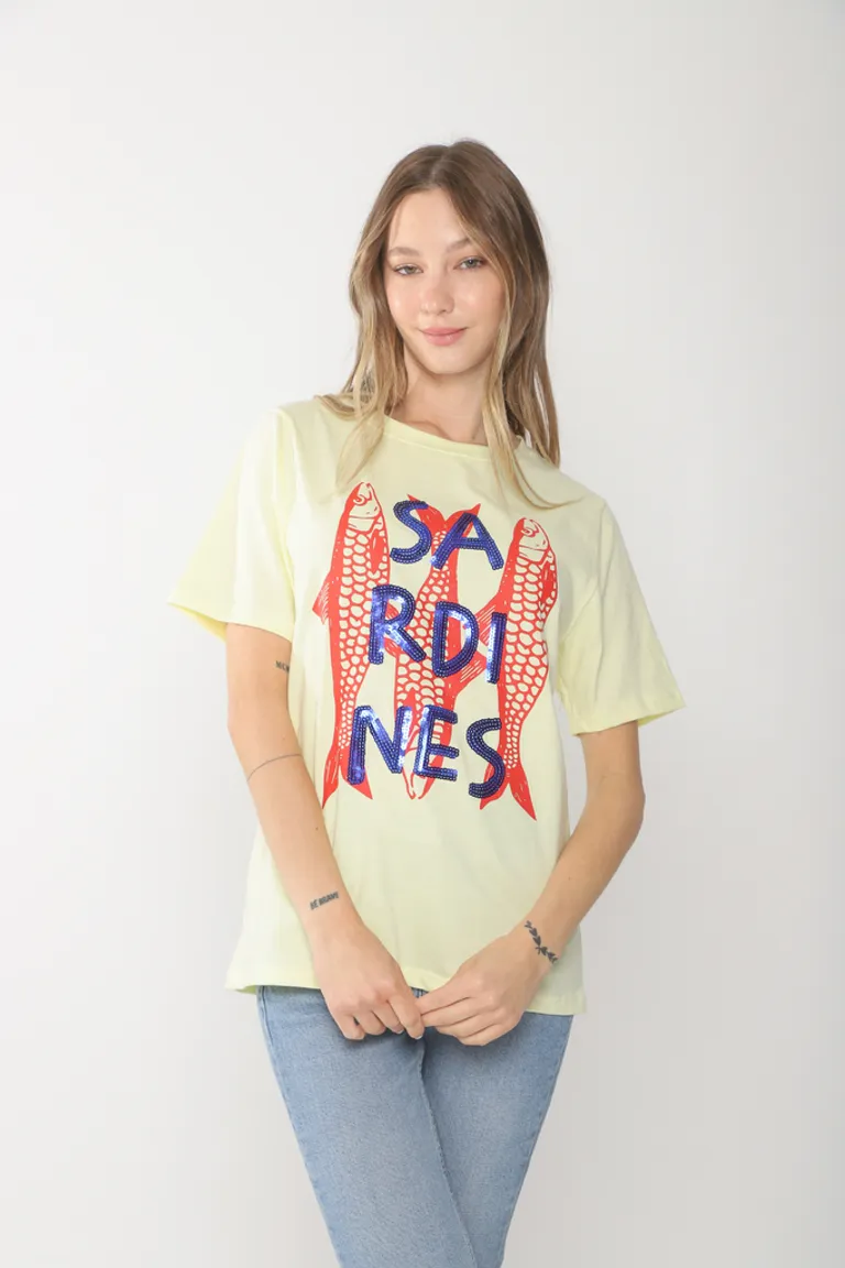 Remera blanca con diseño de sardinas y detalles de lentejuelas de Belle en Remeras para argentina