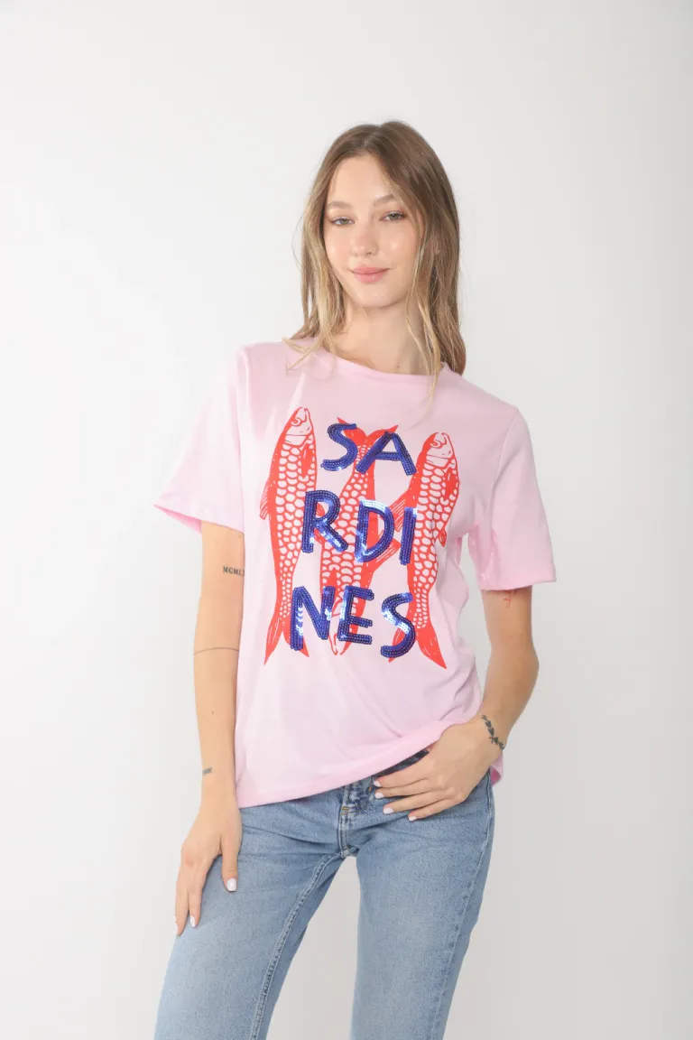 Remera blanca con diseño de sardinas y detalles de lentejuelas de Belle en Remeras para argentina