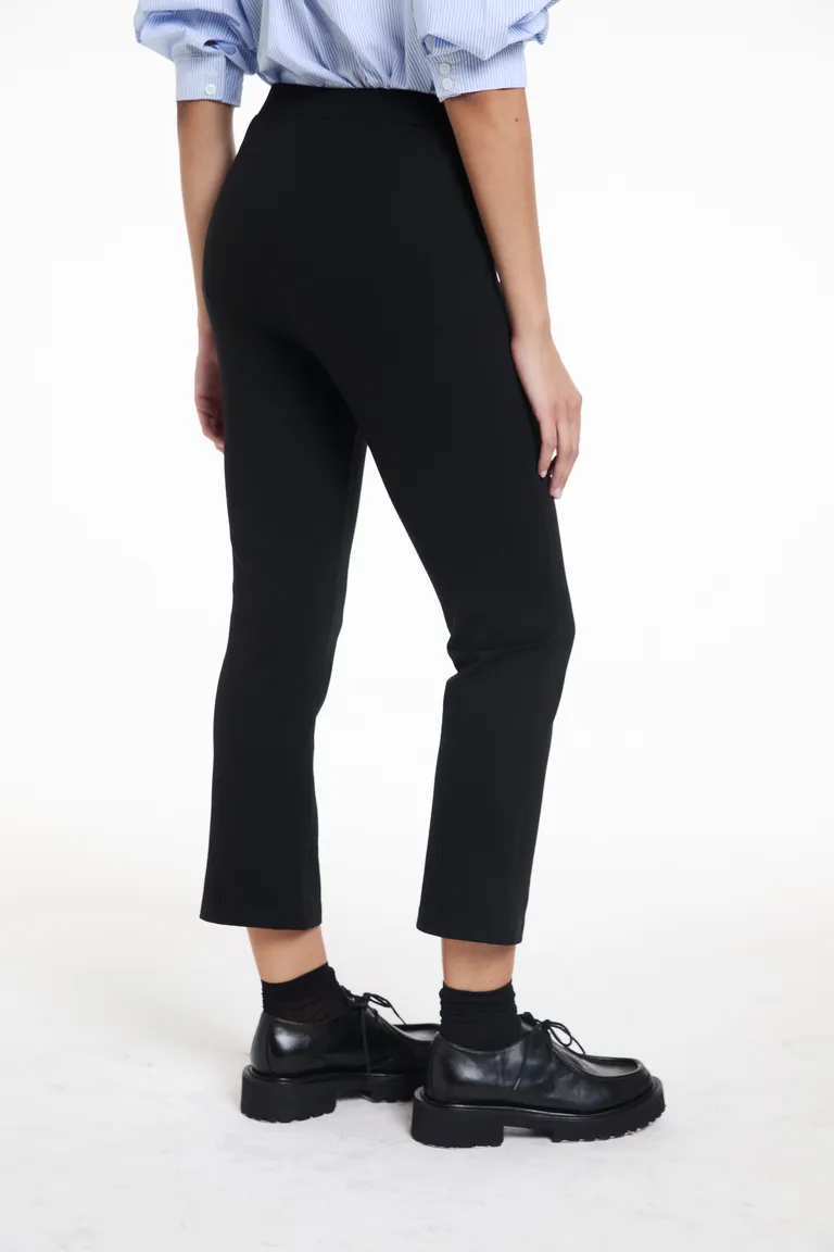 Pantalón sastrero de tiro medio con corte recto al tobillo y cierre lateral invisible de Justaosadia en Pantalones para argentina