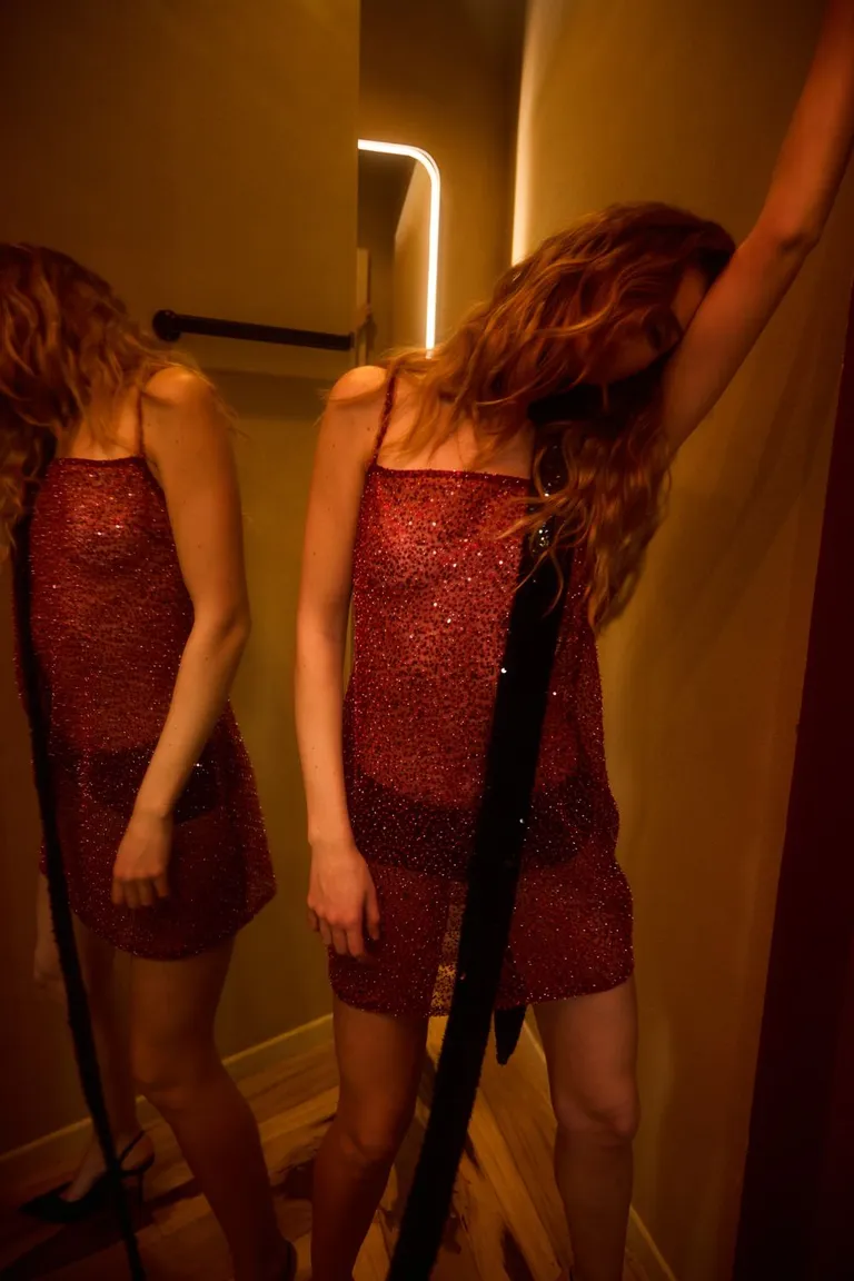 Vestido de microtul bordado con canutillos en tonos rojos para mujer de Allo Martinez en Vestidos para argentina