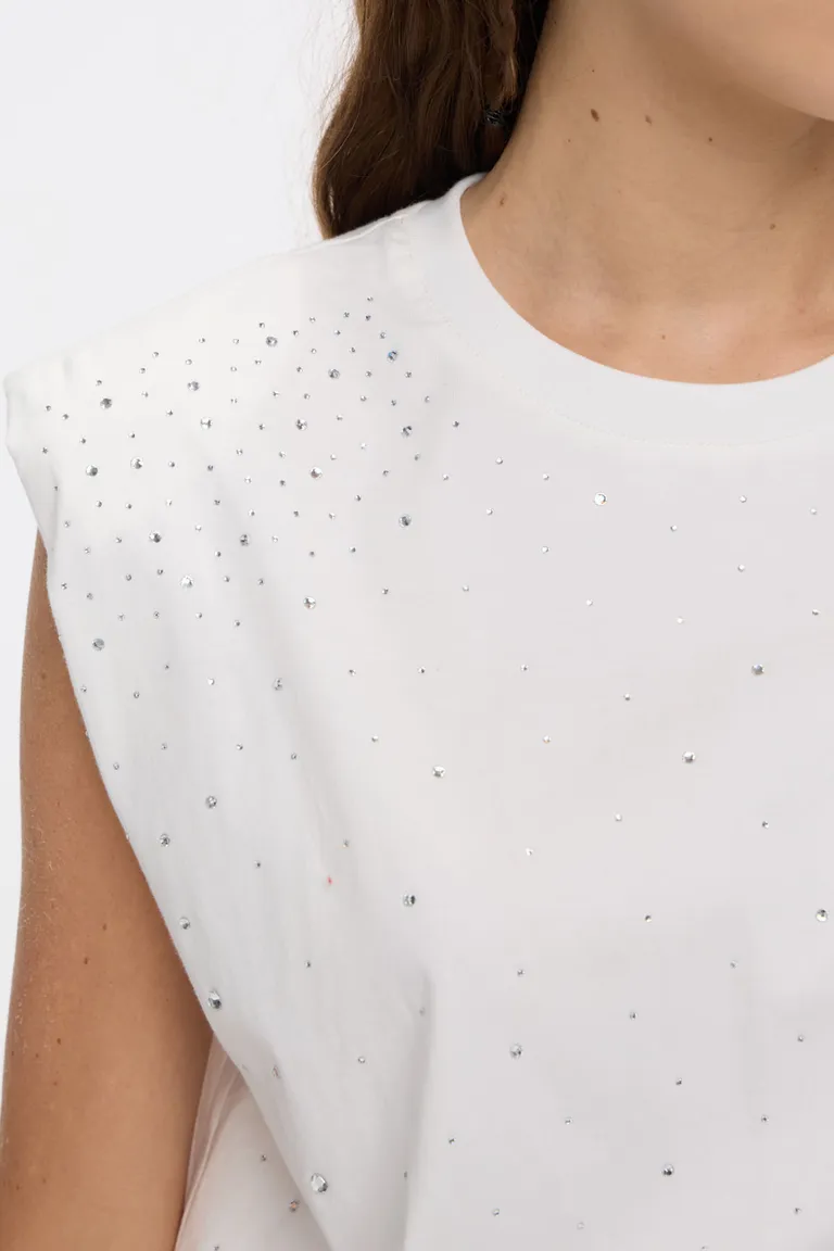 Remera sin mangas con cuello redondo y detalle de apliques brillantes en el frente y espalda de Cuesta Blanca en Remeras para argentina