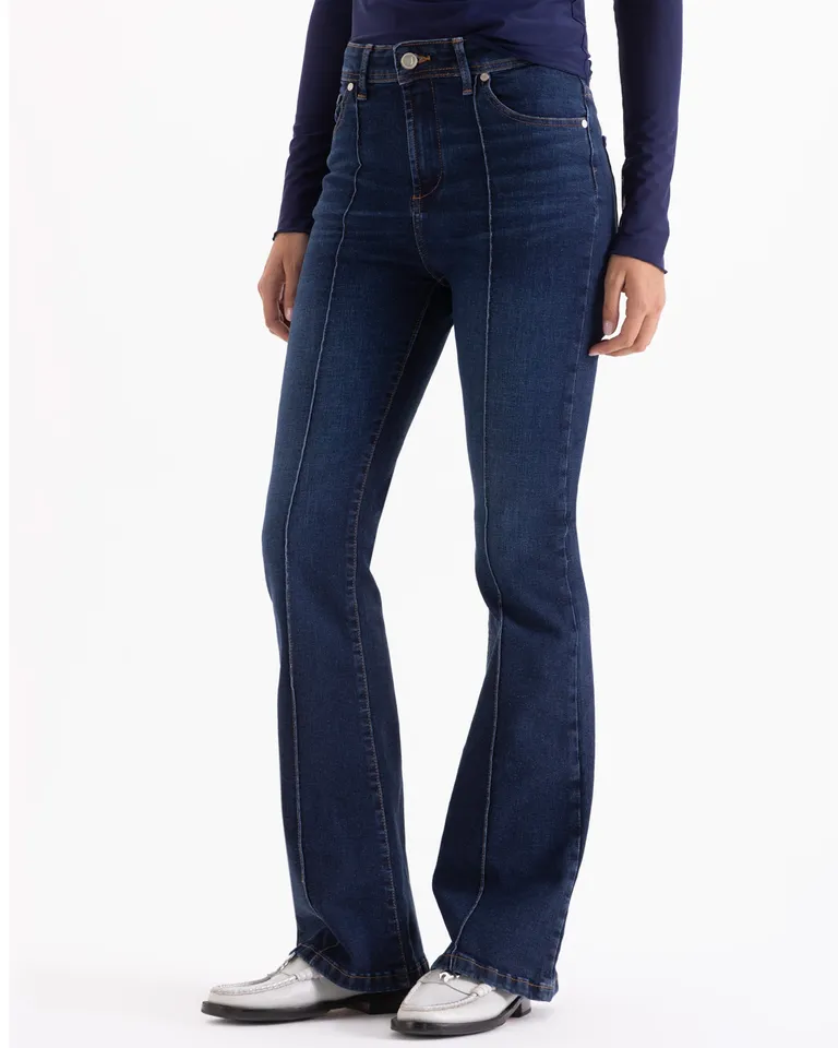 Pantalón Oxford de tiro medio con costuras delanteras verticales y calce ajustado en cadera de Jazmin Chebar en Pantalones para argentina