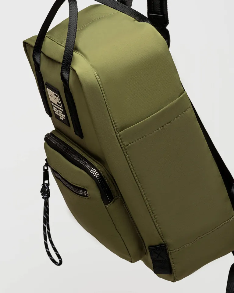 Mochila de la línea Forest en nylon cordura con herrajes en gun niquel y manijas de cinta poliéster negra de Prüne en Mochilas para argentina