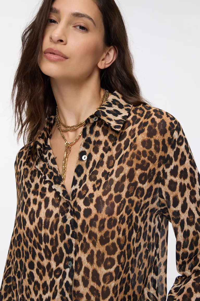 Camisa de mujer con estampa animal print y cierre frontal de botones de Cuesta Blanca en Camisas para argentina