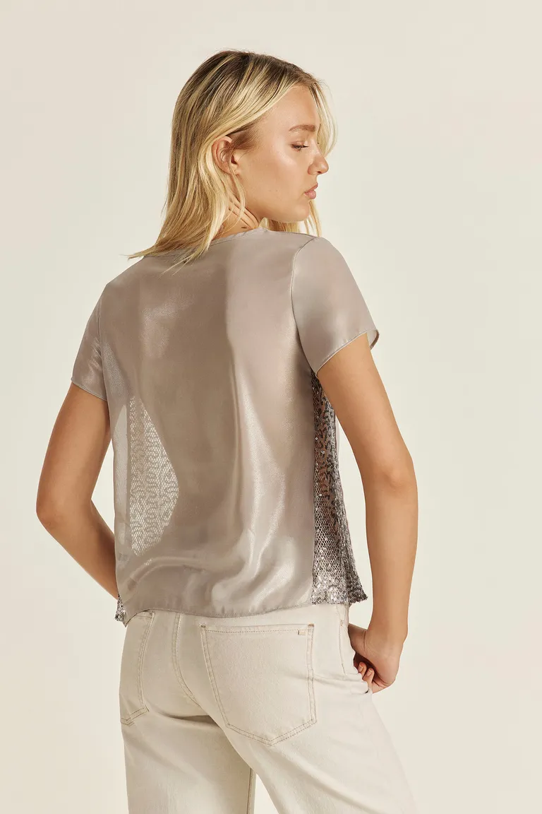Top Elegante con Detalles Foil y Transparencia Lateral de Tucci en Tops para argentina
