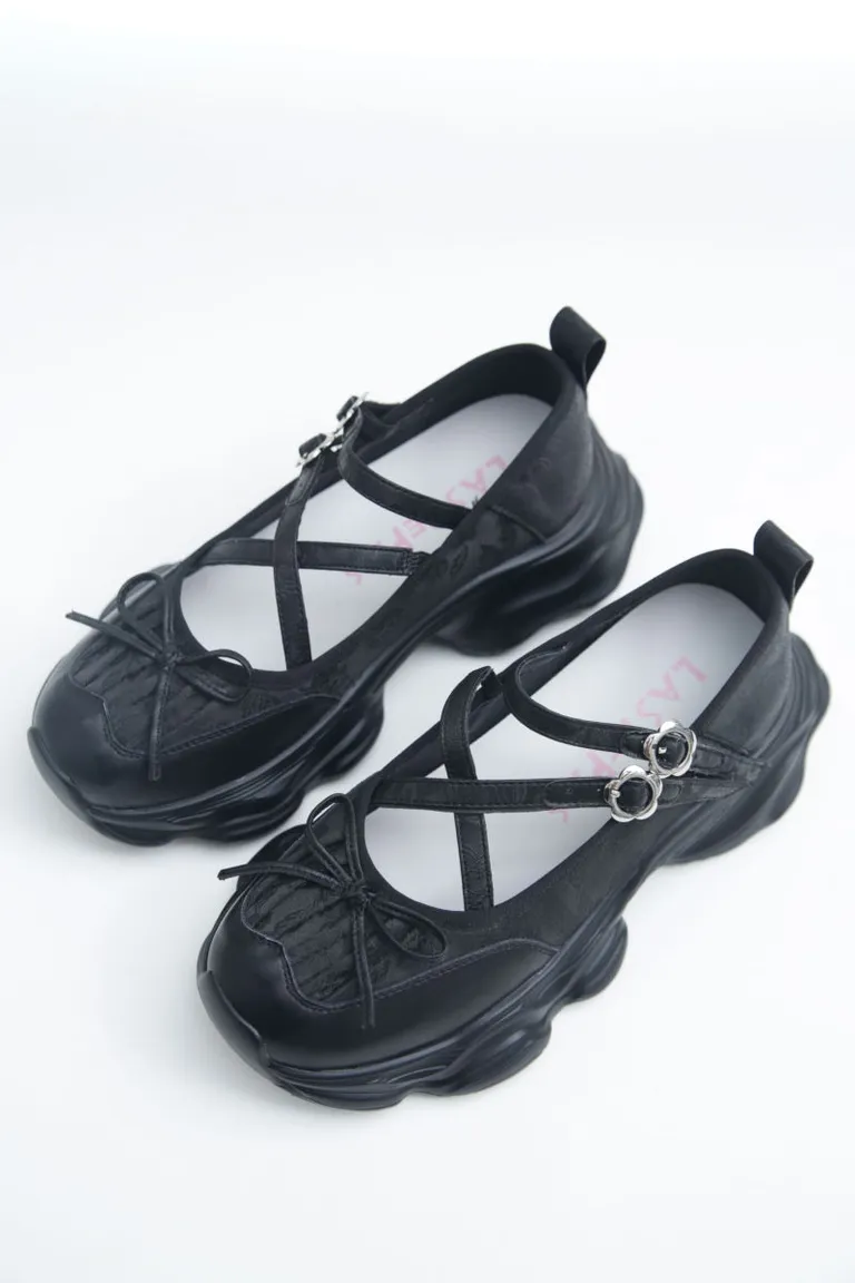 Zapatillas de satén con punta redonda de cuero y detalles de tablitas y moño delantero de Las Pepas en Zapatillas para argentina