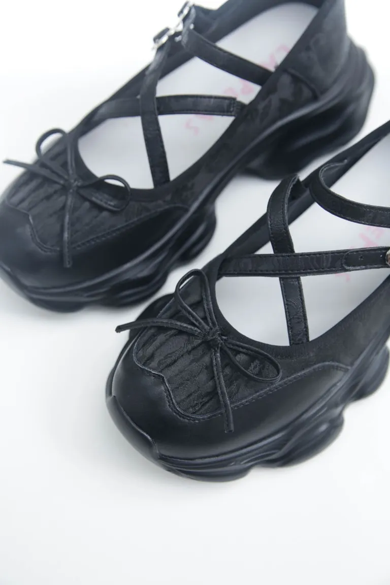 Zapatillas de satén con punta redonda de cuero y detalles de tablitas y moño delantero de Las Pepas en Zapatillas para argentina