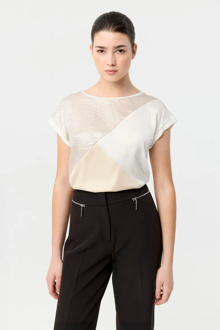 Remera con escote bote, diseño asimétrico en el frente y mangas con ruedo de Markova en Remeras para argentina