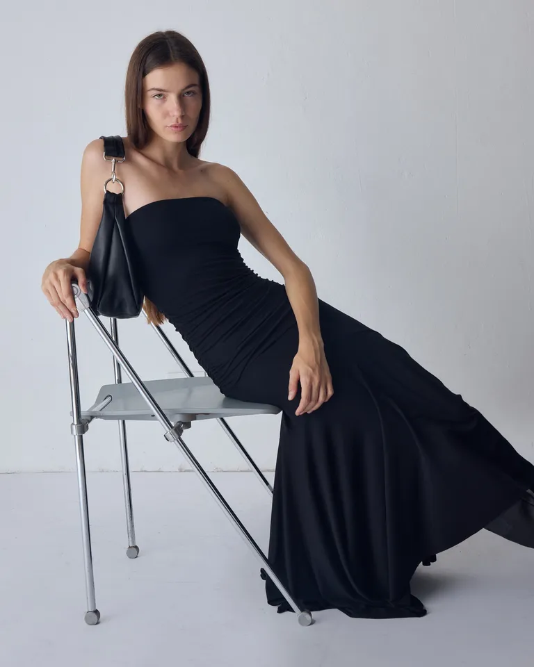 Vestido largo con frunces en el torso y bajo irregular con detalle de bordado en espalda de Ay Not Dead en Vestidos para argentina