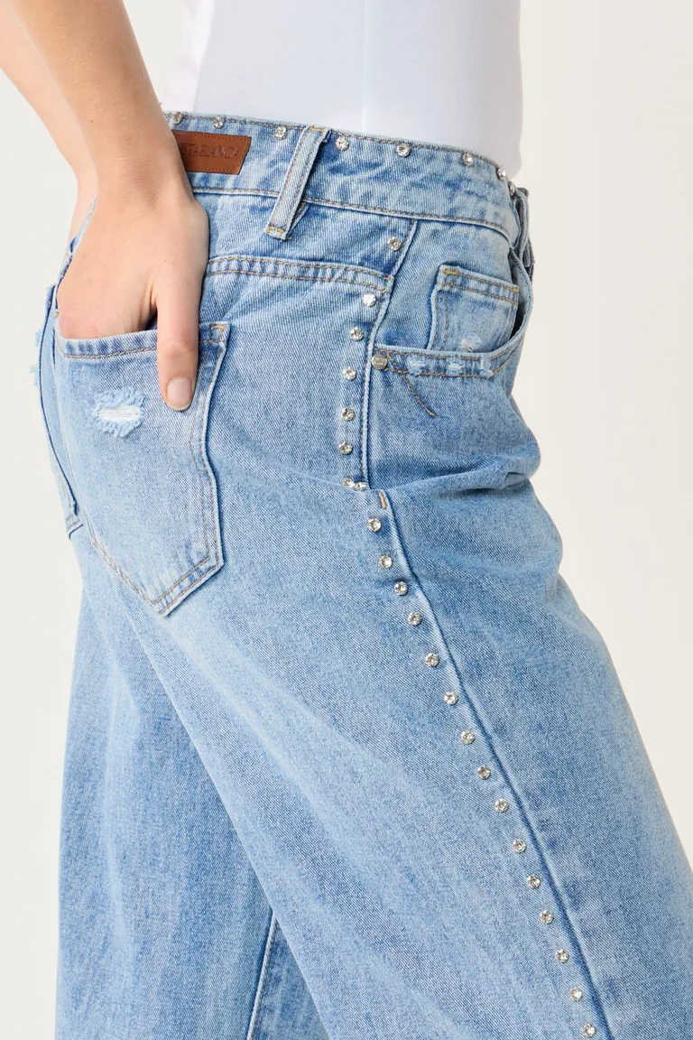 Pantalón de denim azul claro con diseño de strass y pierna recta de Cuesta Blanca en Pantalones para argentina
