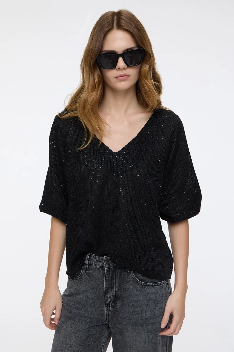 Sweater tejido con escote en V y mangas tres cuartos con puños elásticos y lentejuelas de Cuesta Blanca en Buzos y Sweaters para argentina