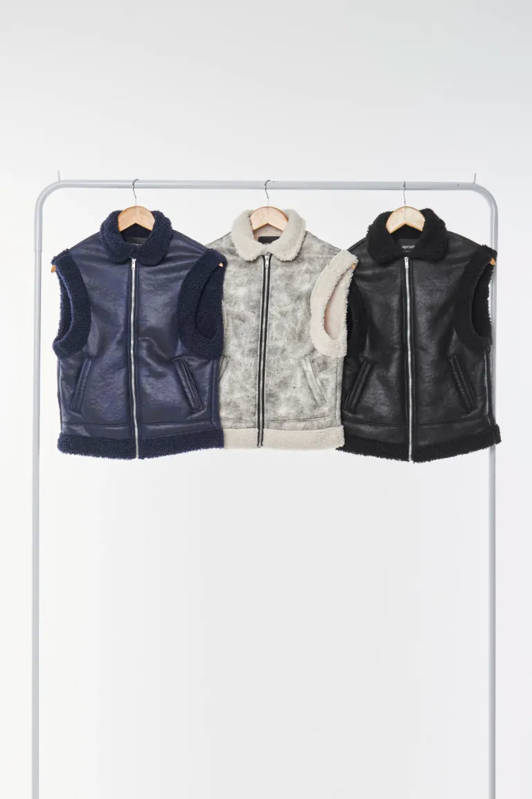 Chaleco sin mangas de diseño minimalista y atemporal para mujer de Apricot en Chalecos para argentina