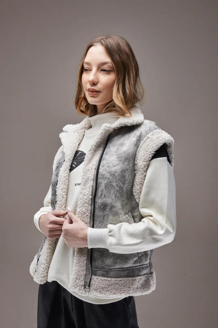 Chaleco sin mangas de diseño minimalista y atemporal para mujer de Apricot en Chalecos para argentina