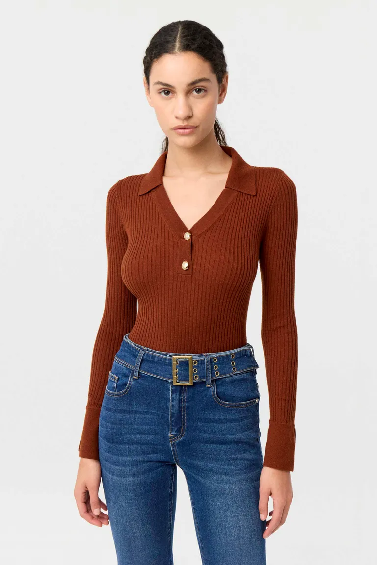 Sweater tejido acanalado de mangas largas con cuello polo y botones metálicos de Markova en Buzos y Sweaters para argentina