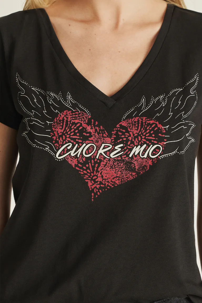 Remera escotada con diseño de corazón brillante y estampa en negro de Tucci en Remeras para argentina