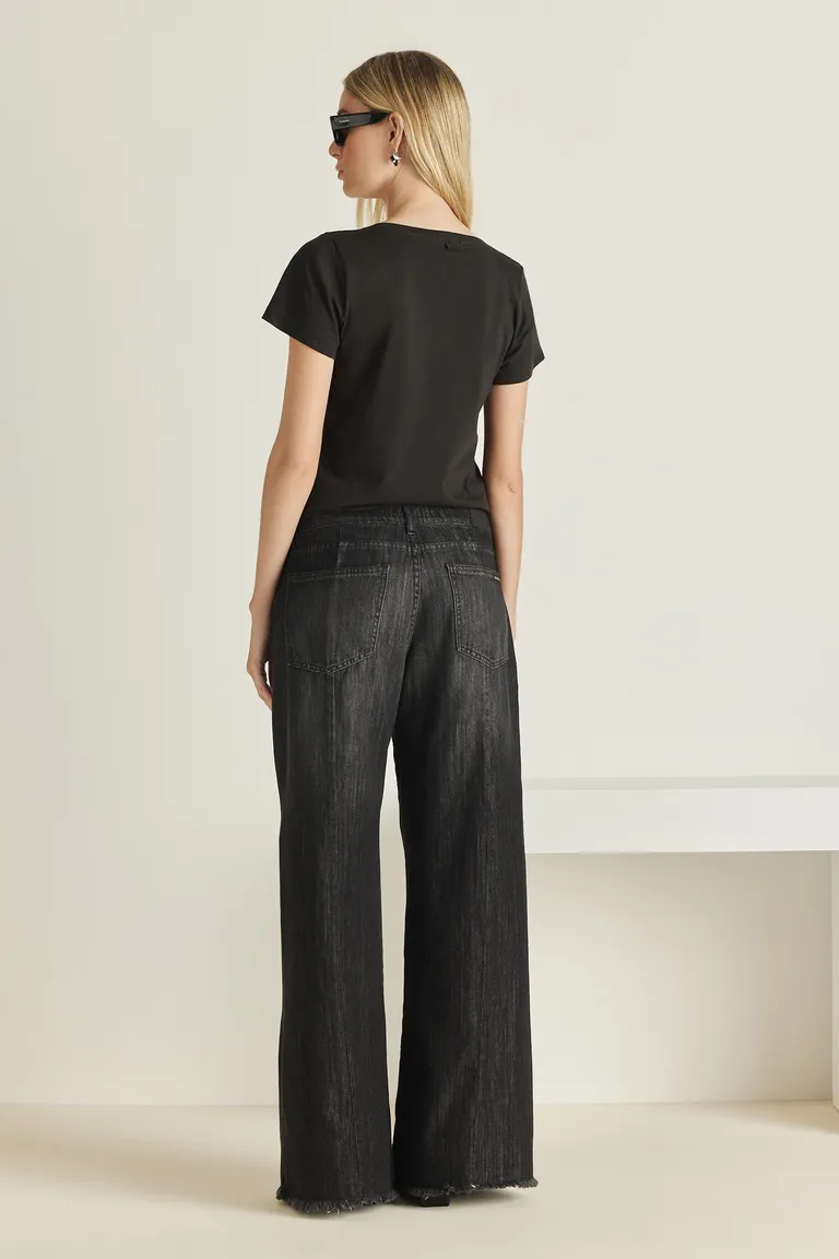 Remera escotada con diseño de corazón brillante y estampa en negro de Tucci en Remeras para argentina