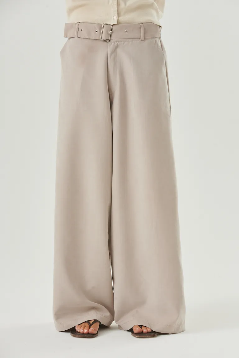 Pantalón ancho de tela suave y caída fluida, con cintura alta y lazo regulable de Sweet en Pantalones para argentina