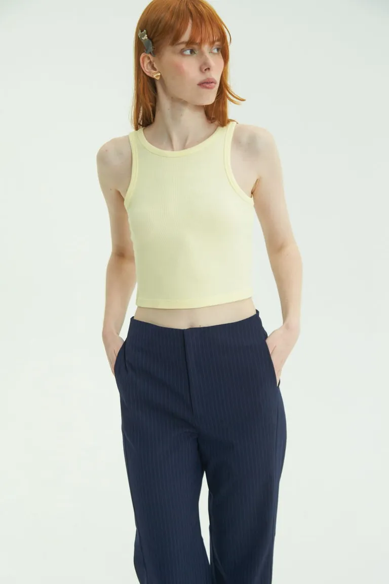 Musculosa de viscosa y elastano con diseño entallado y escote cerrado de Las Pepas en Remeras para argentina