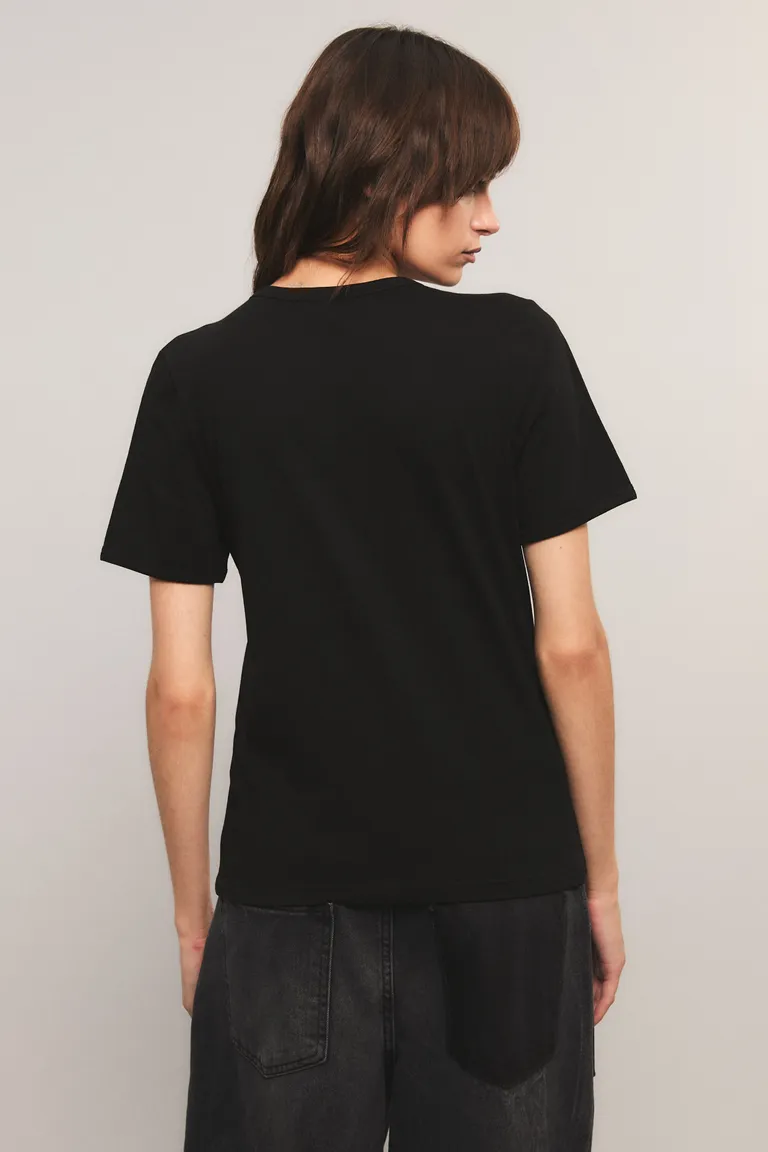 Remera de calce regular con escote en V y estampa exclusiva en la zona superior de Kosiuko en Remeras para argentina