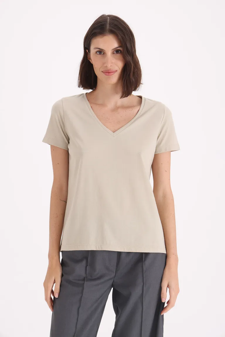 Remera básica manga corta con escote en V y corte recto de Yagmour en Remeras para argentina