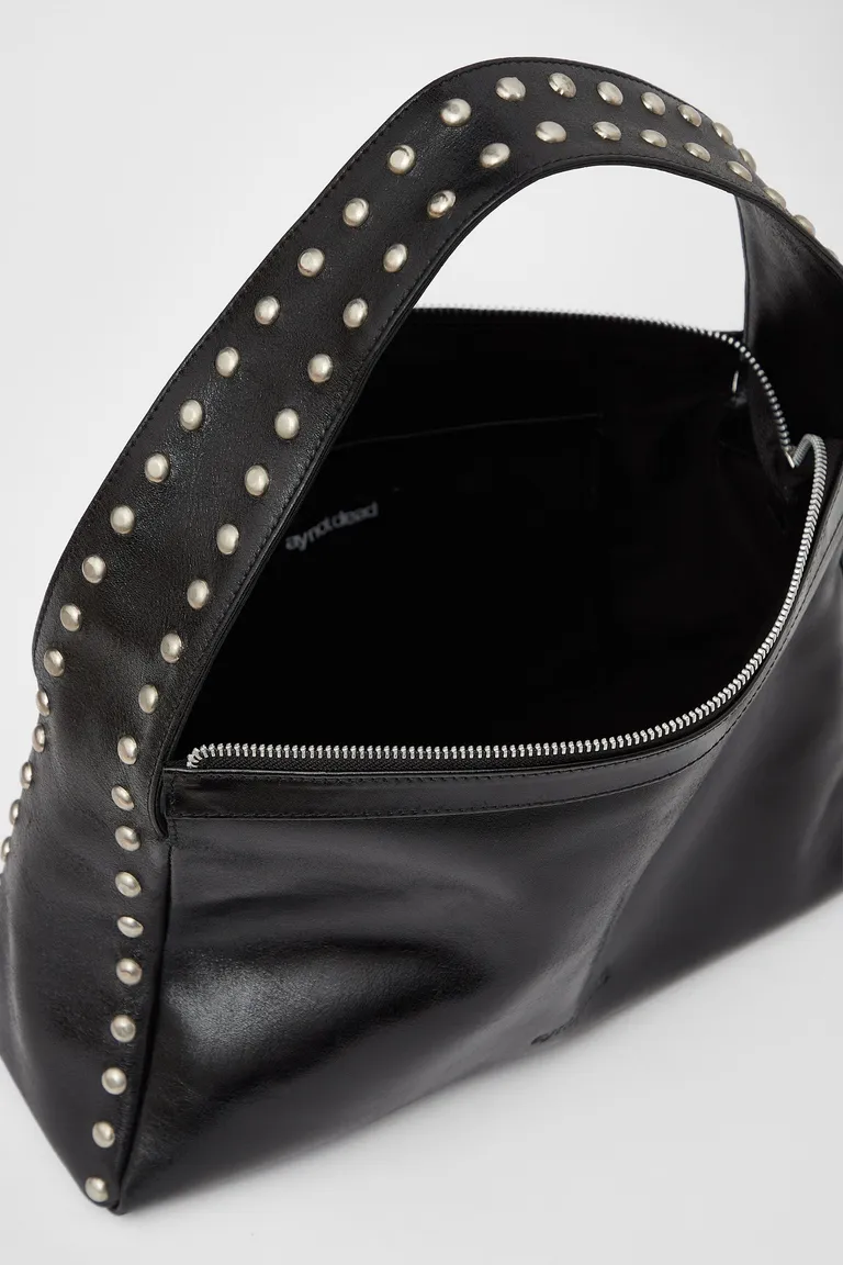 Cartera rectangular de cuero negro con tachas metálicas y logo grabado de Ay Not Dead en Bolsos y Carteras para argentina